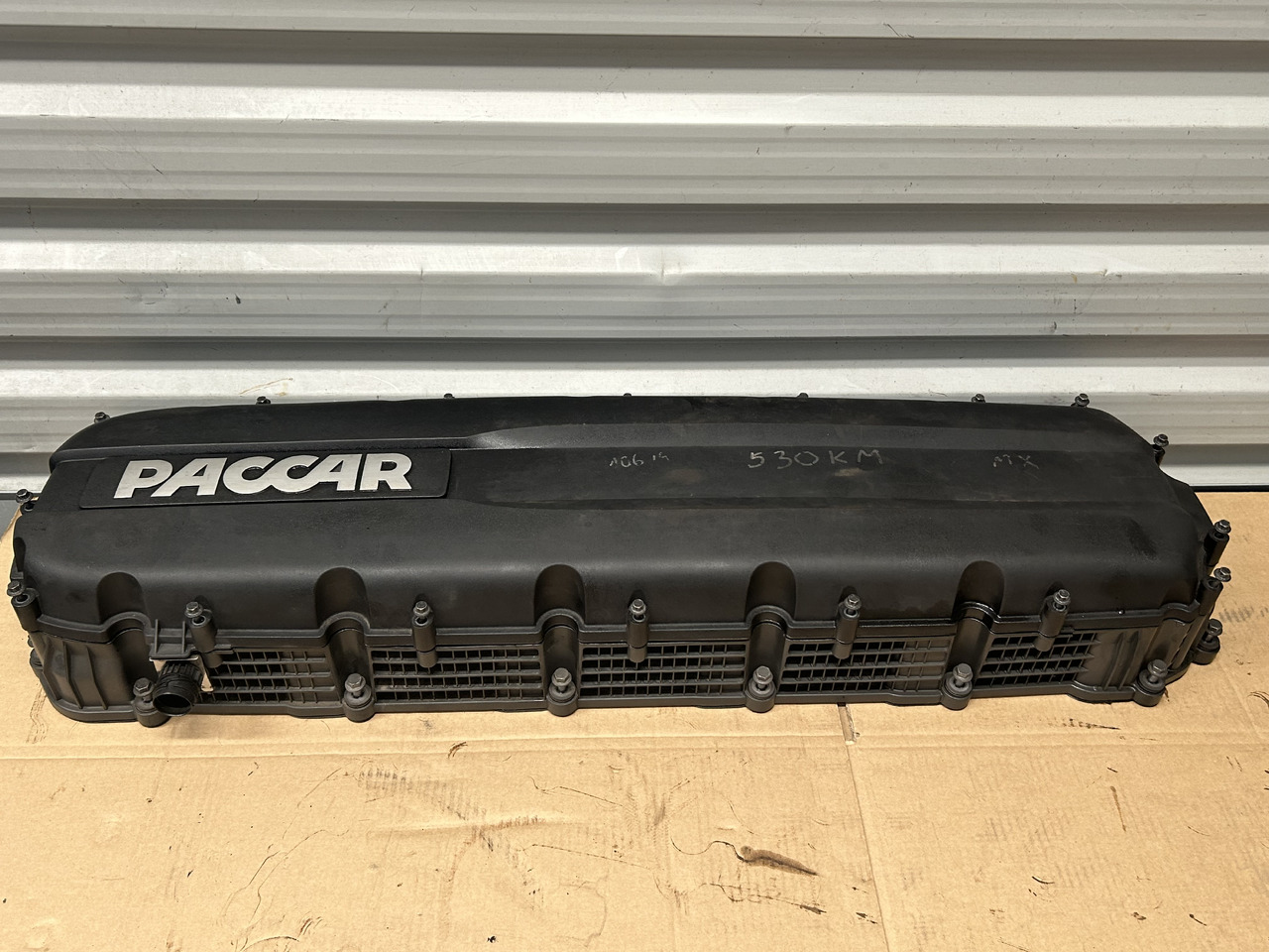 DAF ENGINE VALVE COVER + SPACER FRAME XF 106 - Κυλινδροκεφαλή: φωτογραφία 1 DAF ENGINE VALVE COVER + SPACER FRAME XF 106 - Κυλινδροκεφαλή: φωτογραφία 1