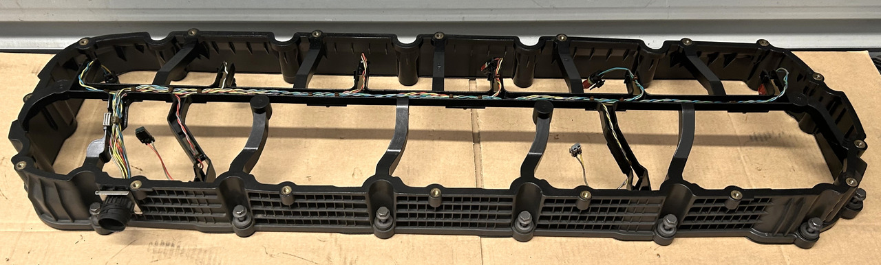 DAF SPACER FRAME ENGINE VALVE COVER XF 106 480 2033255 - Κυλινδροκεφαλή: φωτογραφία 1 DAF SPACER FRAME ENGINE VALVE COVER XF 106 480 2033255 - Κυλινδροκεφαλή: φωτογραφία 1