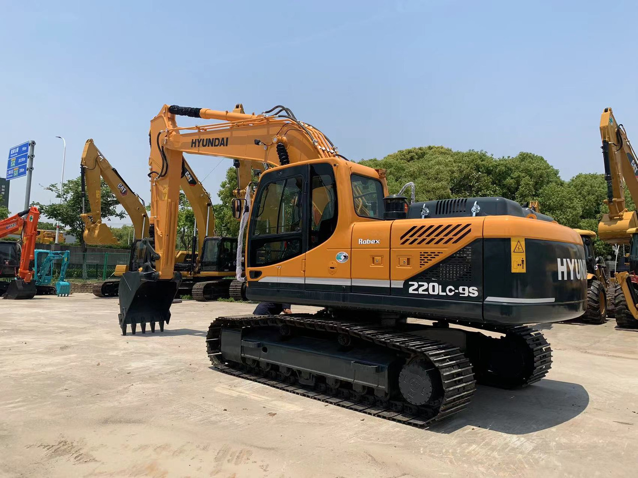Hyundai 22 ton Excavator 220LC-9S Good Condition Construction Machine - Ερπυστριοφόρος εκσκαφέας: φωτογραφία 3 Hyundai 22 ton Excavator 220LC-9S Good Condition Construction Machine - Ερπυστριοφόρος εκσκαφέας: φωτογραφία 3