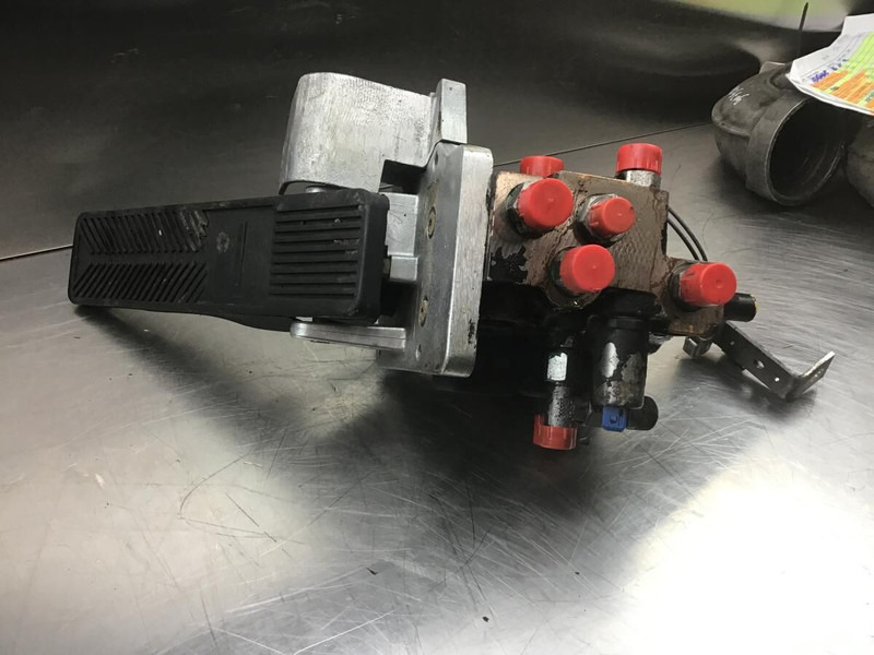 Liebherr Brake Compact Block - Πετάλι: φωτογραφία 1 Liebherr Brake Compact Block - Πετάλι: φωτογραφία 1