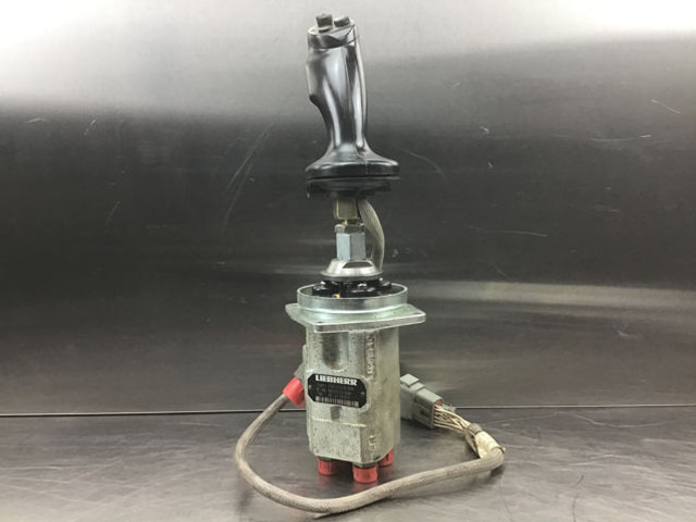 Liebherr Joystick Right - Καμπίνα και εσωτερικό: φωτογραφία 1 Liebherr Joystick Right - Καμπίνα και εσωτερικό: φωτογραφία 1