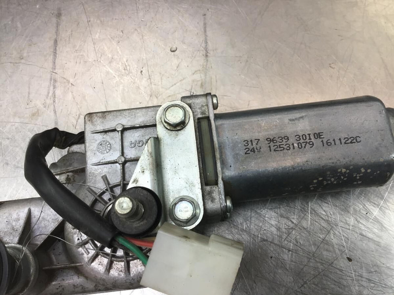 Liebherr L550 - Υαλοκαθαριστήρας: φωτογραφία 1 Liebherr L550 - Υαλοκαθαριστήρας: φωτογραφία 1