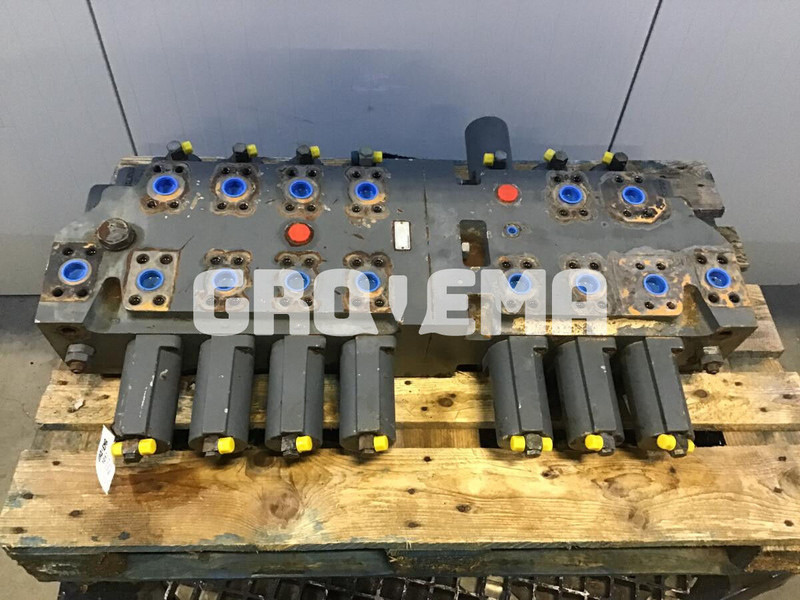 Liebherr R954C / R956 / R960 - Κυλινδροκεφαλή: φωτογραφία 1 Liebherr R954C / R956 / R960 - Κυλινδροκεφαλή: φωτογραφία 1