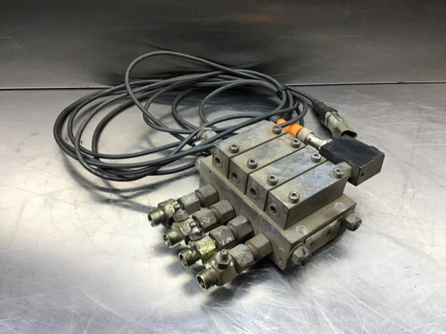 Liebherr Valve Distribution Block - Υδραυλικό: φωτογραφία 3 Liebherr Valve Distribution Block - Υδραυλικό: φωτογραφία 3