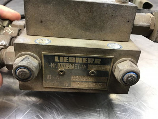 Liebherr Valve Distribution Block - Υδραυλικό: φωτογραφία 2 Liebherr Valve Distribution Block - Υδραυλικό: φωτογραφία 2