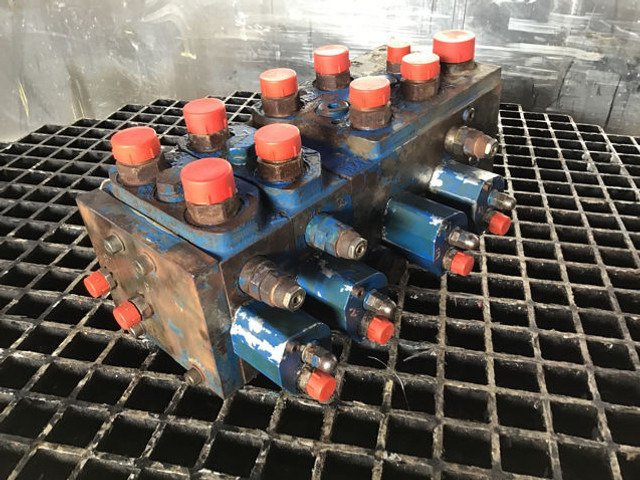 Liebherr Valveblock - Υδραυλικό: φωτογραφία 1 Liebherr Valveblock - Υδραυλικό: φωτογραφία 1