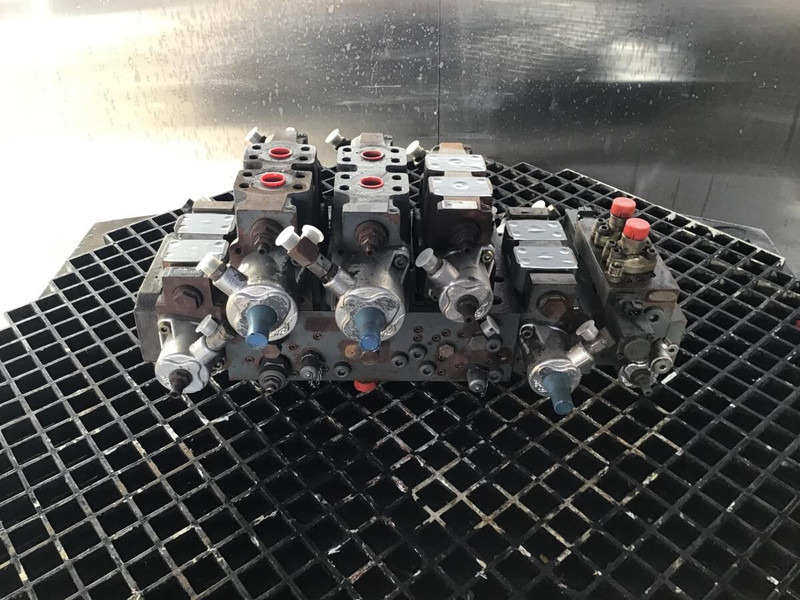 Liebherr Valveblock - Υδραυλικό: φωτογραφία 2 Liebherr Valveblock - Υδραυλικό: φωτογραφία 2