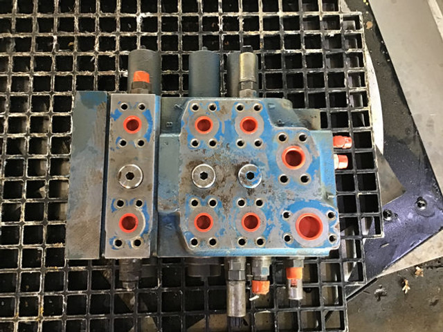 Liebherr Valveblock - Υδραυλικό: φωτογραφία 1 Liebherr Valveblock - Υδραυλικό: φωτογραφία 1