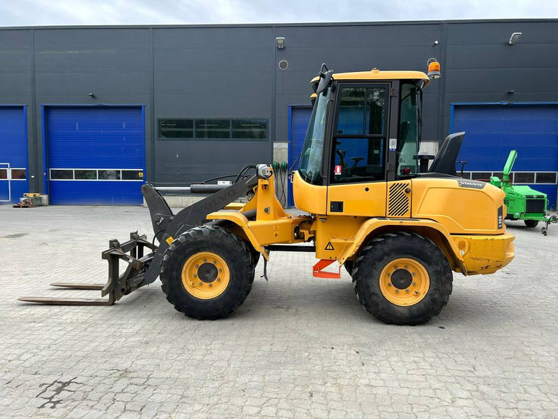 Volvo L 30 G - Ελαστιχοφόρος φορτωτής: φωτογραφία 2 Volvo L 30 G - Ελαστιχοφόρος φορτωτής: φωτογραφία 2