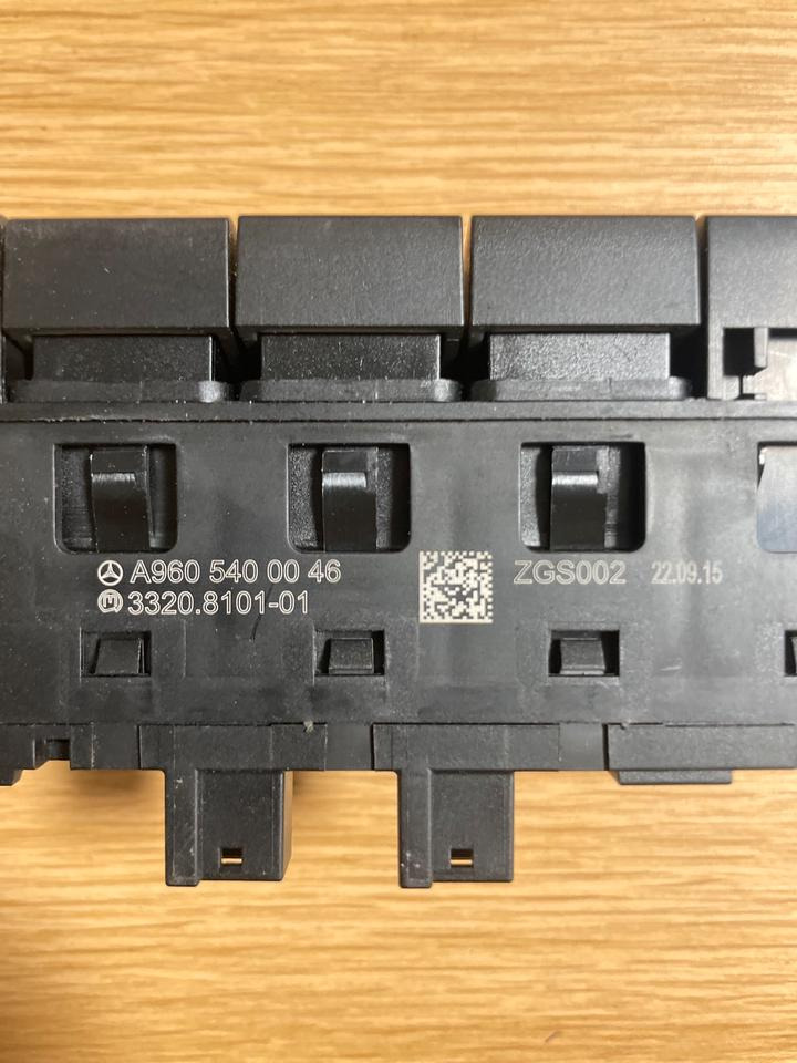 Mercedes-Benz Actros MP4 Kabinenlichtschalter A9605400046 - Ηλεκτρικό σύστημα για Φορτηγό: φωτογραφία 4 Mercedes-Benz Actros MP4 Kabinenlichtschalter A9605400046 - Ηλεκτρικό σύστημα για Φορτηγό: φωτογραφία 4