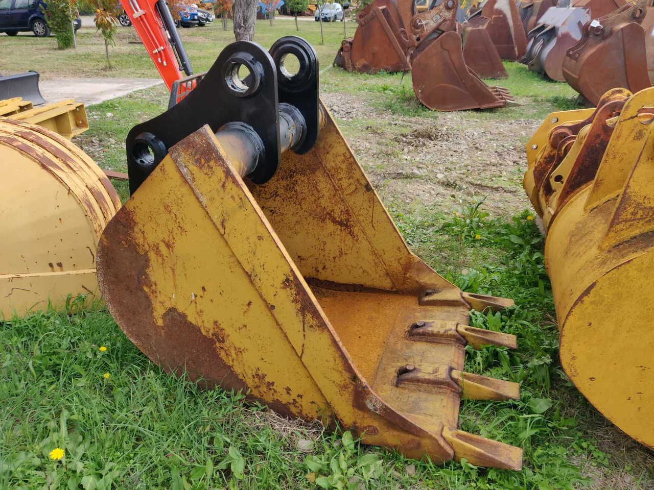 Varie 1000 MM benna da 1000 mm con denti. Attacco adattabile CAT 323B e VOLVO EC220 - Κουβάς για εκσκαφέα: φωτογραφία 2 Varie 1000 MM benna da 1000 mm con denti. Attacco adattabile CAT 323B e VOLVO EC220 - Κουβάς για εκσκαφέα: φωτογραφία 2
