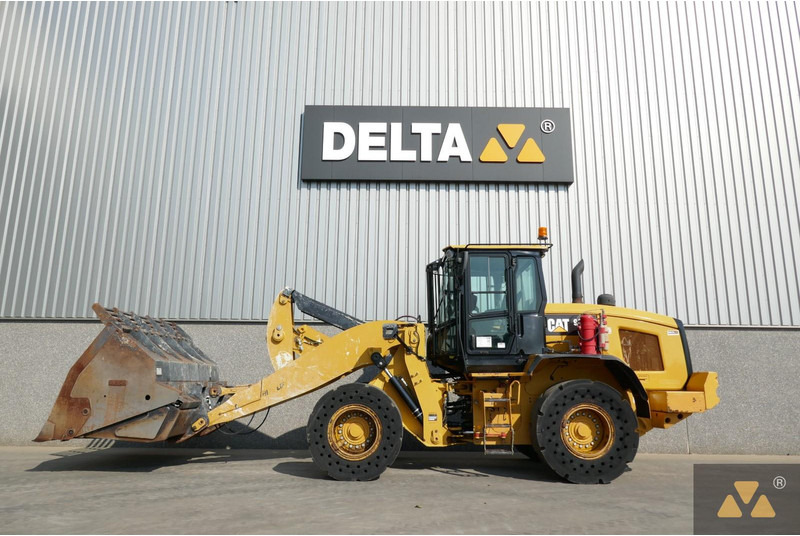Ελαστιχοφόρος φορτωτής Caterpillar 938M: φωτογραφία 1