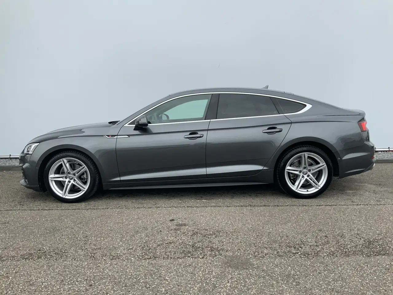 Audi A5 Sportback 2.0 TFSI g-tron Sport 2 x S-line edition - Hatchback: φωτογραφία 3 Audi A5 Sportback 2.0 TFSI g-tron Sport 2 x S-line edition - Hatchback: φωτογραφία 3