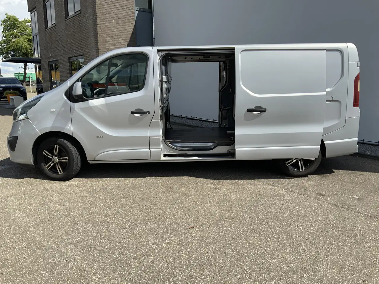 Opel Vivaro 1.6 CDTI L2H1 Sport EcoFlex (MOTOR DEFECT !!!!)Air - Βαν: φωτογραφία 4 Opel Vivaro 1.6 CDTI L2H1 Sport EcoFlex (MOTOR DEFECT !!!!)Air - Βαν: φωτογραφία 4
