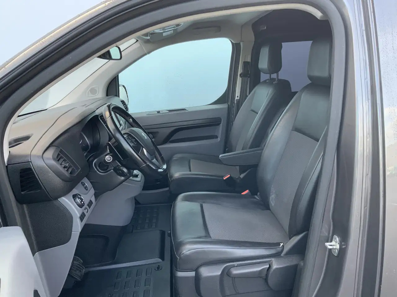 Peugeot Expert 227S 2.0 BlueHDI 180 Premium Pack Automaat Airco C - Βαν: φωτογραφία 4 Peugeot Expert 227S 2.0 BlueHDI 180 Premium Pack Automaat Airco C - Βαν: φωτογραφία 4