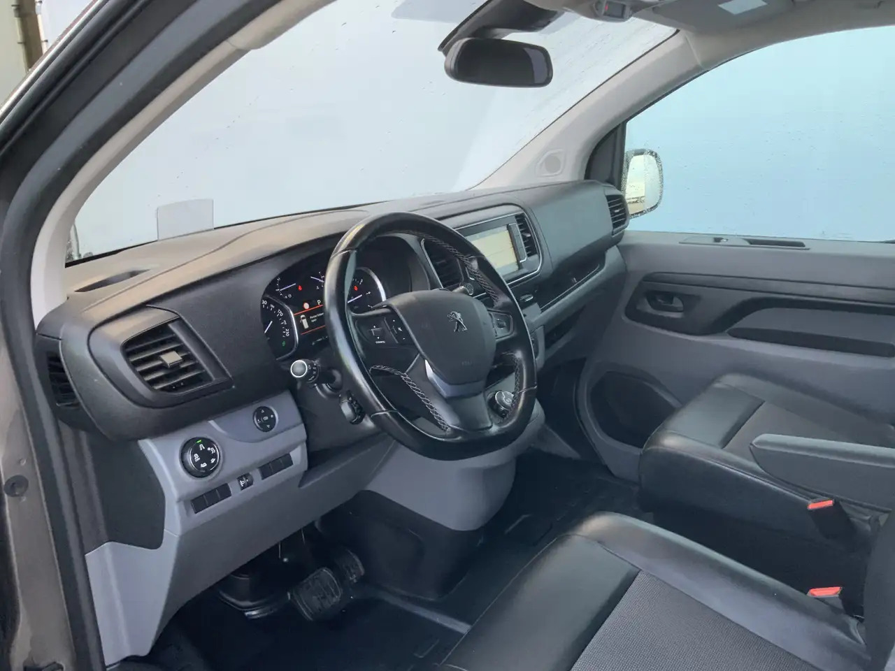 Peugeot Expert 227S 2.0 BlueHDI 180 Premium Pack Automaat Airco C - Βαν: φωτογραφία 5 Peugeot Expert 227S 2.0 BlueHDI 180 Premium Pack Automaat Airco C - Βαν: φωτογραφία 5