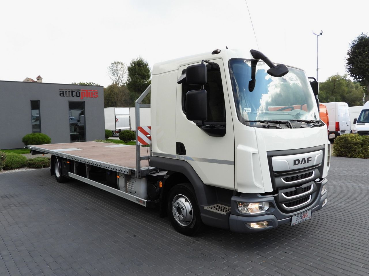 DAF LF 230 CONTAINER CARRIER PLATFORM + TRAILER WEBASTO CRUISE CONTROL LED LIGHTS PNEUMATICS AUTOMATIC TRANSMISSION TWIN WHEELS AIR CONDITIONING 230HP - Φορτηγό μεταφοράς εμπορευματοκιβωτίων/ Κινητό αμάξωμα: φωτογραφία 4 DAF LF 230 CONTAINER CARRIER PLATFORM + TRAILER WEBASTO CRUISE CONTROL LED LIGHTS PNEUMATICS AUTOMATIC TRANSMISSION TWIN WHEELS AIR CONDITIONING 230HP - Φορτηγό μεταφοράς εμπορευματοκιβωτίων/ Κινητό αμάξωμα: φωτογραφία 4