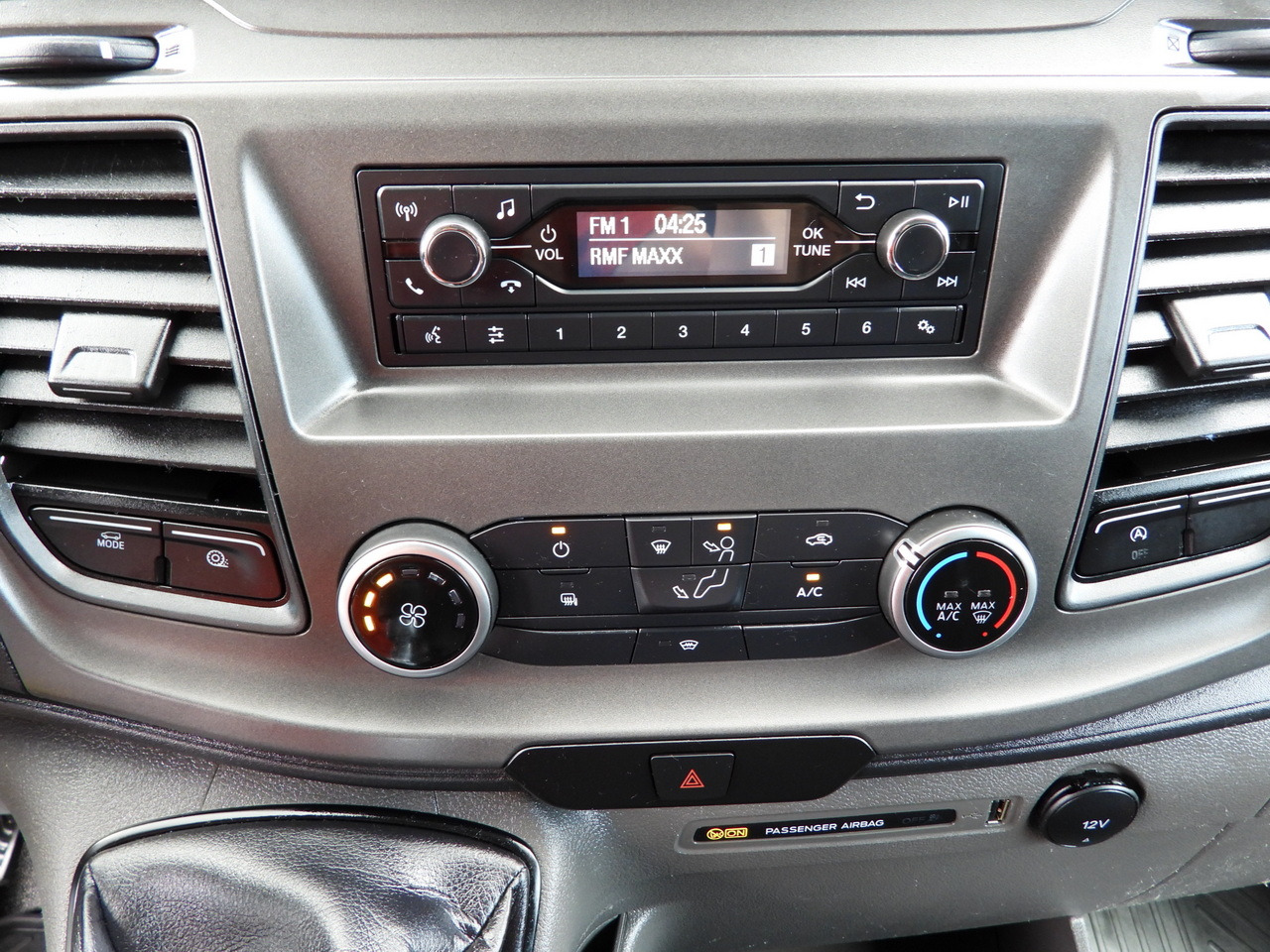 Επαγγελματικό αυτοκίνητο κόφα FORD TRANSIT  BOX LIFT 8 PALLETS CRUISE CONTROL LED LIGHTS AIR CONDITIONING  130HP: φωτογραφία 44