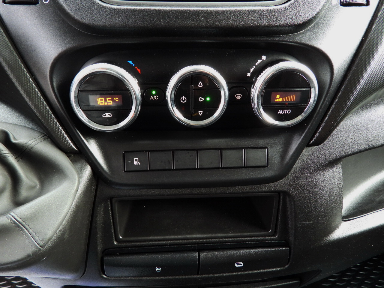 Διπλοκάμπινο ελαφρύ επαγγελματικό IVECO DAILY 35C17 STAKE BODY DOUBLE CABIN DOKA 7 SEATS CRUISE CONTROL TWIN WHEELS AIR CONDITIONING 170HP: φωτογραφία 33 Διπλοκάμπινο ελαφρύ επαγγελματικό IVECO DAILY 35C17 STAKE BODY DOUBLE CABIN DOKA 7 SEATS CRUISE CONTROL TWIN WHEELS AIR CONDITIONING 170HP: φωτογραφία 33