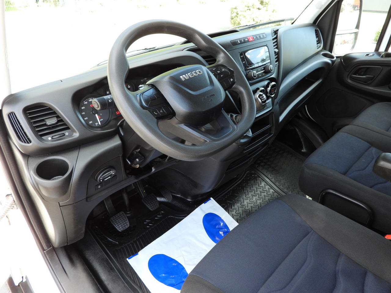 IVECO DAILY 35S14 STAKE BODY DOUBLE CABIN DOKA 7 SEATS CRUISE CONTROL AIR CONDITIONING 135HP - Μικρό φορτηγό με καρότσα: φωτογραφία 2 IVECO DAILY 35S14 STAKE BODY DOUBLE CABIN DOKA 7 SEATS CRUISE CONTROL AIR CONDITIONING 135HP - Μικρό φορτηγό με καρότσα: φωτογραφία 2