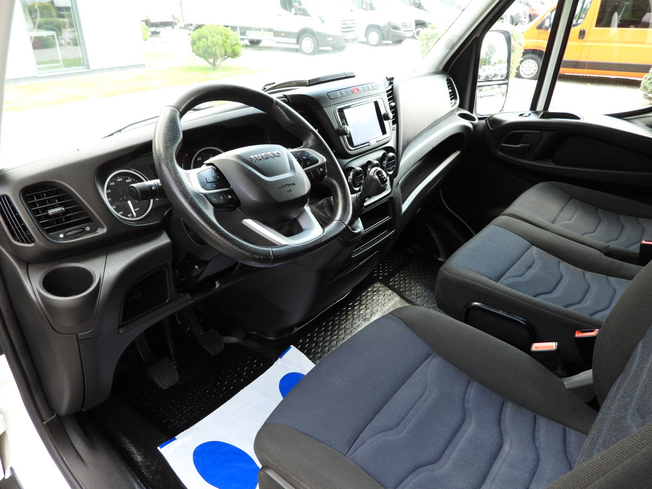IVECO DAILY 35S18 TARPAULIN 10 PALLETS WEBASTO CRUISE CONTROL NAVIGATION LED LIGHTS AIR CONDITIONING 180HP - Επαγγελματικό αυτοκίνητο με μουσαμά: φωτογραφία 2 IVECO DAILY 35S18 TARPAULIN 10 PALLETS WEBASTO CRUISE CONTROL NAVIGATION LED LIGHTS AIR CONDITIONING 180HP - Επαγγελματικό αυτοκίνητο με μουσαμά: φωτογραφία 2