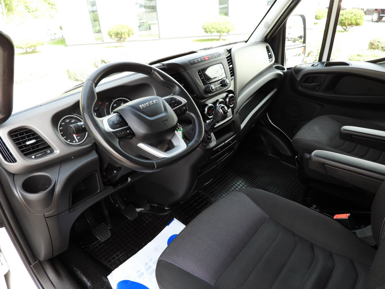 IVECO DAILY 35S18 TARPAULIN LIFT 8 PALLETS CRUISE CONTROL AIR CONDITIONING 180HP - Επαγγελματικό αυτοκίνητο με μουσαμά: φωτογραφία 2 IVECO DAILY 35S18 TARPAULIN LIFT 8 PALLETS CRUISE CONTROL AIR CONDITIONING 180HP - Επαγγελματικό αυτοκίνητο με μουσαμά: φωτογραφία 2