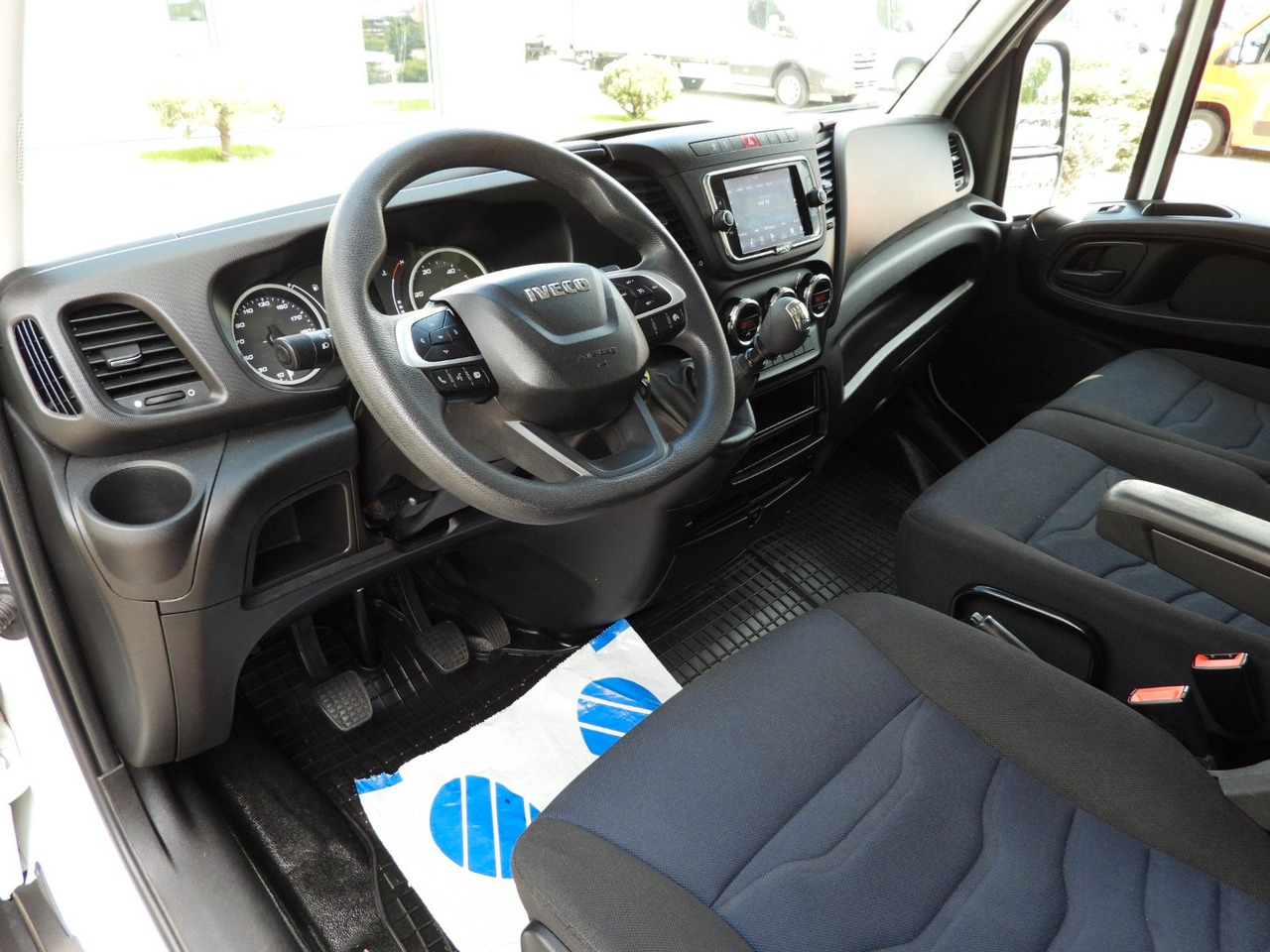 Iveco DAILY 35C16 KOFFER AUFZUG 8 PALETTEN TEMPOMAT Iveco DAILY 35C16 KOFFER AUFZUG 8 PALETTEN TEMPOMAT - Επαγγελματικό αυτοκίνητο κόφα: φωτογραφία 2 Iveco DAILY 35C16 KOFFER AUFZUG 8 PALETTEN TEMPOMAT Iveco DAILY 35C16 KOFFER AUFZUG 8 PALETTEN TEMPOMAT - Επαγγελματικό αυτοκίνητο κόφα: φωτογραφία 2