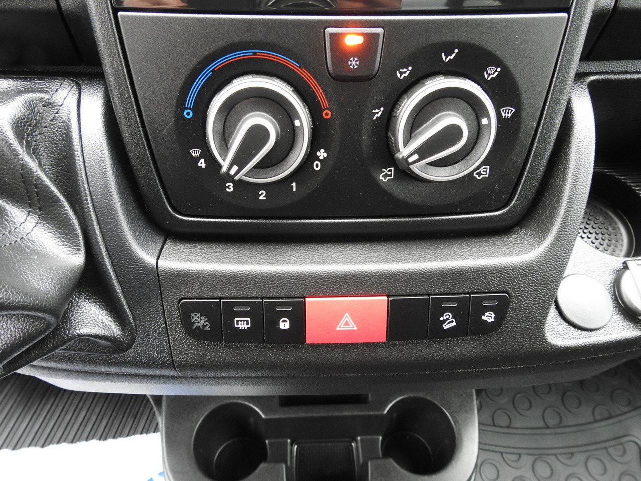Επαγγελματικό αυτοκίνητο κόφα PEUGEOT BOXER BOX LIFT 8 PALLETS CRUISE CONTROL AIR CONDITIONING  140HP: φωτογραφία 32