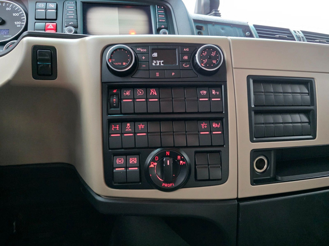 Τράκτορας MAN TGX 18.460 4X2 LLS-U / Retarder / 2 Tanks: φωτογραφία 39 Τράκτορας MAN TGX 18.460 4X2 LLS-U / Retarder / 2 Tanks: φωτογραφία 39