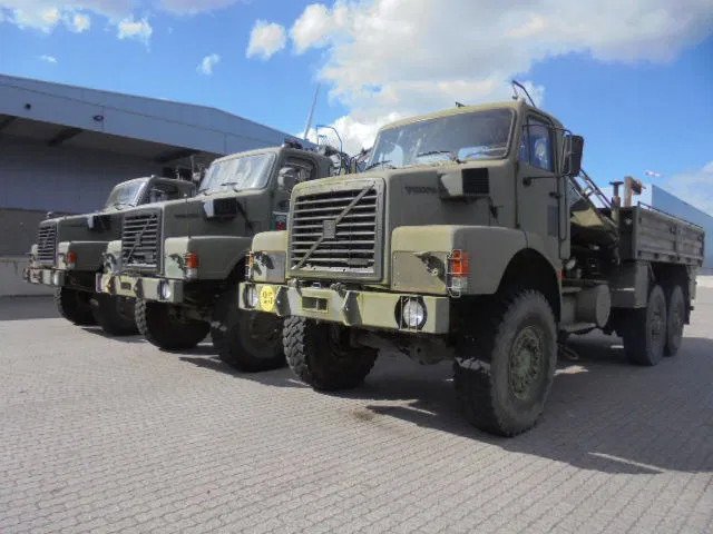 Volvo N 10 6X6 L + FASSI 3X IN STOCK - Φορτηγό με ανοιχτή καρότσα, Φορτηγό με γερανό: φωτογραφία 1 Volvo N 10 6X6 L + FASSI 3X IN STOCK - Φορτηγό με ανοιχτή καρότσα, Φορτηγό με γερανό: φωτογραφία 1