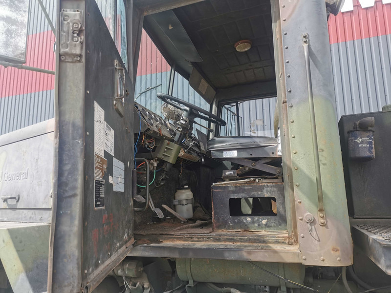 Interior photo 1: Φορτηγό με ανοιχτή καρότσα AM General M920 truck tractor
