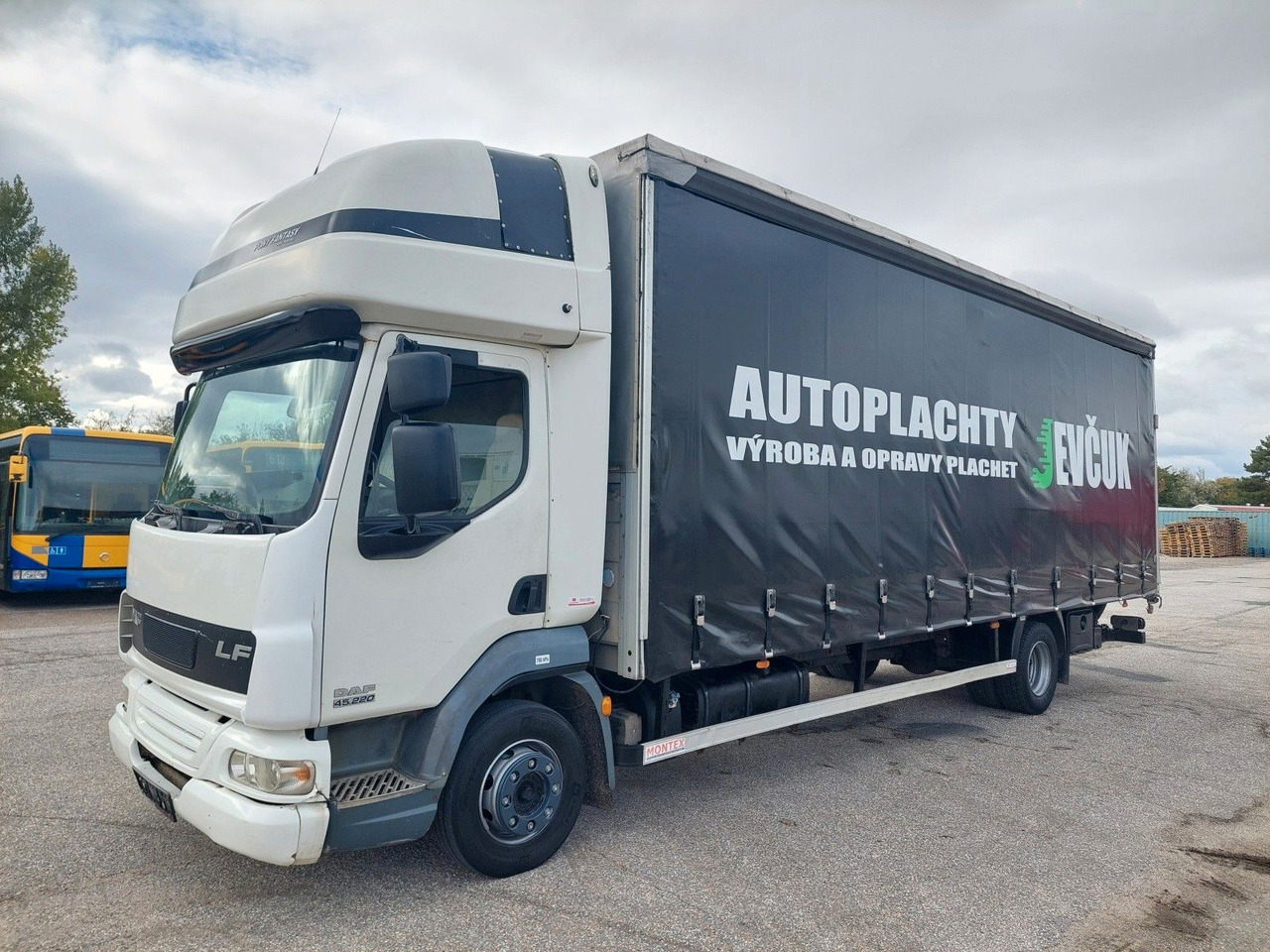 DAF FA LF 45.220 G12 4x2 - Φορτηγό μουσαμάς: φωτογραφία 1 DAF FA LF 45.220 G12 4x2 - Φορτηγό μουσαμάς: φωτογραφία 1