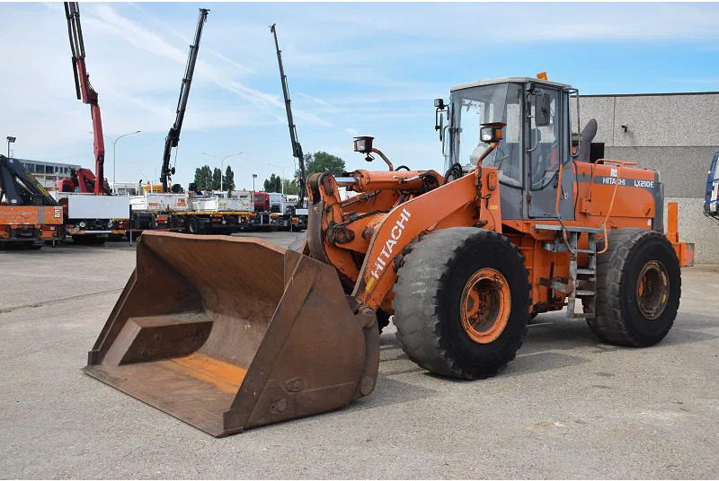 Hitachi LX 210E- stock id 59 - Ελαστιχοφόρος φορτωτής: φωτογραφία 1 Hitachi LX 210E- stock id 59 - Ελαστιχοφόρος φορτωτής: φωτογραφία 1
