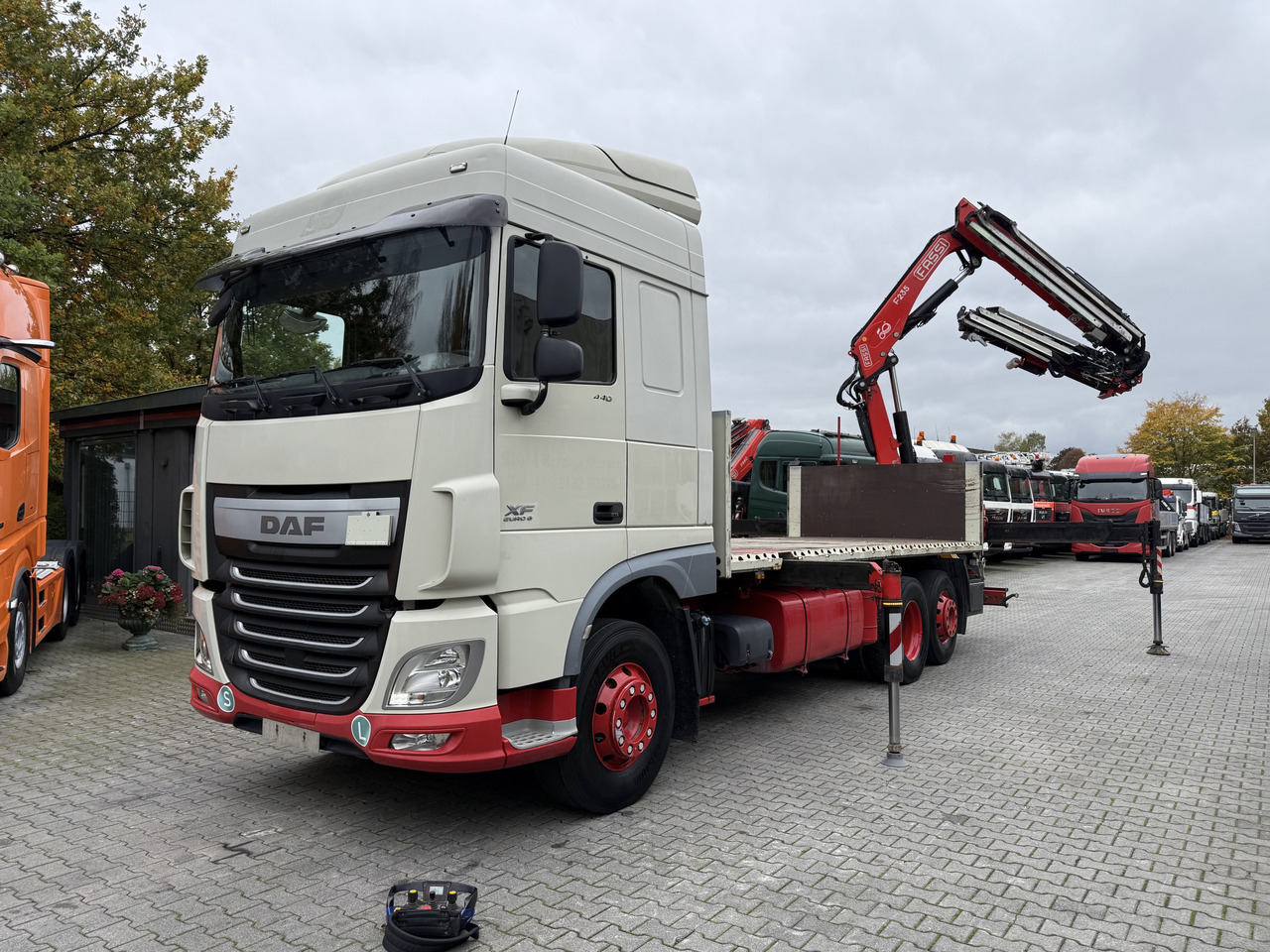 Daf XF440 6X2 Fassi 235 mit Jib bis 24.50 Meter - Φορτηγό με ανοιχτή καρότσα, Φορτηγό με γερανό: φωτογραφία 1 Daf XF440 6X2 Fassi 235 mit Jib bis 24.50 Meter - Φορτηγό με ανοιχτή καρότσα, Φορτηγό με γερανό: φωτογραφία 1