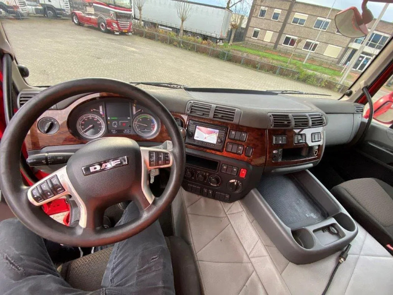Interior photo 2: Φορτηγό κόφα DAF CF400 / CURTAIN SAILS / BIG PLATFORM 2500 KG / DEB / NAVI / FULL-AIR / LWDS / ACC / AUTOMATIC / EURO-6 / 2015