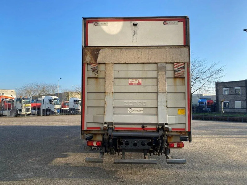 Mercedes-Benz Antos 2533 / LIFT AXLE / HEATED CLOSED BOX / PLATFORM 2000 KG / ONLY:506959 KM / SIDE DOOR / AUTOMATIC / EURO-6 / 2019 - Φορτηγό κόφα: φωτογραφία 4 Mercedes-Benz Antos 2533 / LIFT AXLE / HEATED CLOSED BOX / PLATFORM 2000 KG / ONLY:506959 KM / SIDE DOOR / AUTOMATIC / EURO-6 / 2019 - Φορτηγό κόφα: φωτογραφία 4