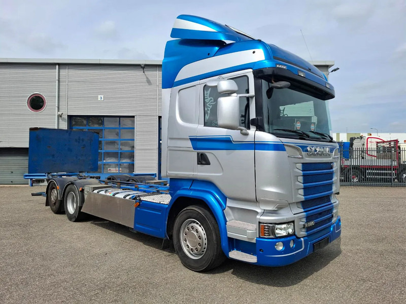 Scania R580 V8 / RETARDER / LIFT+LENKACHSE / FULL-AIR / PLATFORM 2000 KG / LEATHER / AIRCO / AUTOMATIC / EURO-6 / 2015 - Φορτηγό σασί: φωτογραφία 2 Scania R580 V8 / RETARDER / LIFT+LENKACHSE / FULL-AIR / PLATFORM 2000 KG / LEATHER / AIRCO / AUTOMATIC / EURO-6 / 2015 - Φορτηγό σασί: φωτογραφία 2