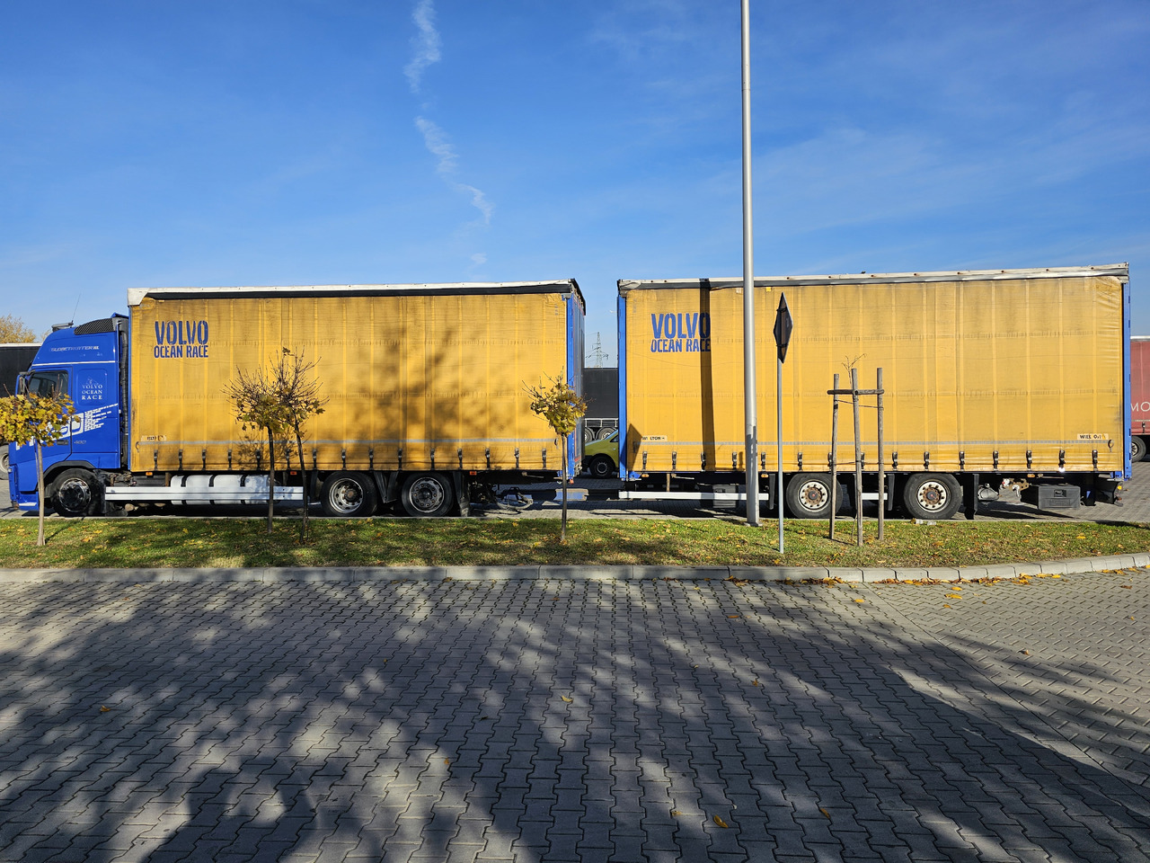 VOLVO FH460 ZESTAW TANDEM 120 M3 PRZEJAZDOWY + PRZYCZEPA FIRANKA SAF - Φορτηγό μουσαμάς: φωτογραφία 2 VOLVO FH460 ZESTAW TANDEM 120 M3 PRZEJAZDOWY + PRZYCZEPA FIRANKA SAF - Φορτηγό μουσαμάς: φωτογραφία 2