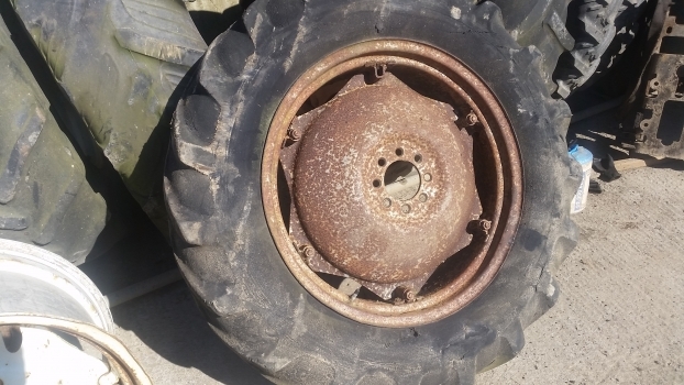 Massey Ferguson 135 Rear Wheel And Tyre 12.4/11-28. 1please Check By The Photos - Πλήρης τροχός για Τρακτέρ: φωτογραφία 1 Massey Ferguson 135 Rear Wheel And Tyre 12.4/11-28. 1please Check By The Photos - Πλήρης τροχός για Τρακτέρ: φωτογραφία 1