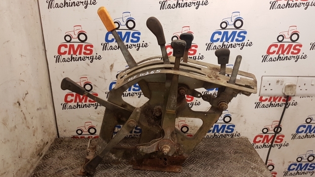 Massey Ferguson 4255 Cab Lift Rear Console Controls 3814519m92 - Καμπίνα και εσωτερικό για Τρακτέρ: φωτογραφία 1 Massey Ferguson 4255 Cab Lift Rear Console Controls 3814519m92 - Καμπίνα και εσωτερικό για Τρακτέρ: φωτογραφία 1