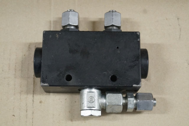 Unknown 100747314 | Valve block 1 in 2 out MSE forks 44033524 RE0100049 Valve block 1 in 2 out MSE forks 44033524 RE0100049 - Υδραυλική βαλβίδα για Ανυψωτικό μηχάνημα: φωτογραφία 2 Unknown 100747314 | Valve block 1 in 2 out MSE forks 44033524 RE0100049 Valve block 1 in 2 out MSE forks 44033524 RE0100049 - Υδραυλική βαλβίδα για Ανυψωτικό μηχάνημα: φωτογραφία 2