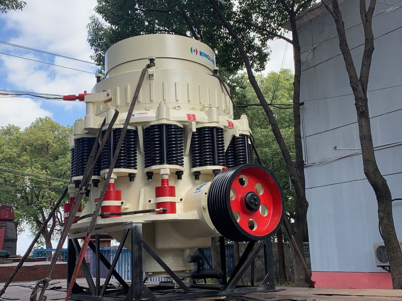 Kinglink NEW 4.25 Feet KLM1300 300TPH Iron Stone Cone Crusher - Κωνικός θραυστήρας: φωτογραφία 2 Kinglink NEW 4.25 Feet KLM1300 300TPH Iron Stone Cone Crusher - Κωνικός θραυστήρας: φωτογραφία 2