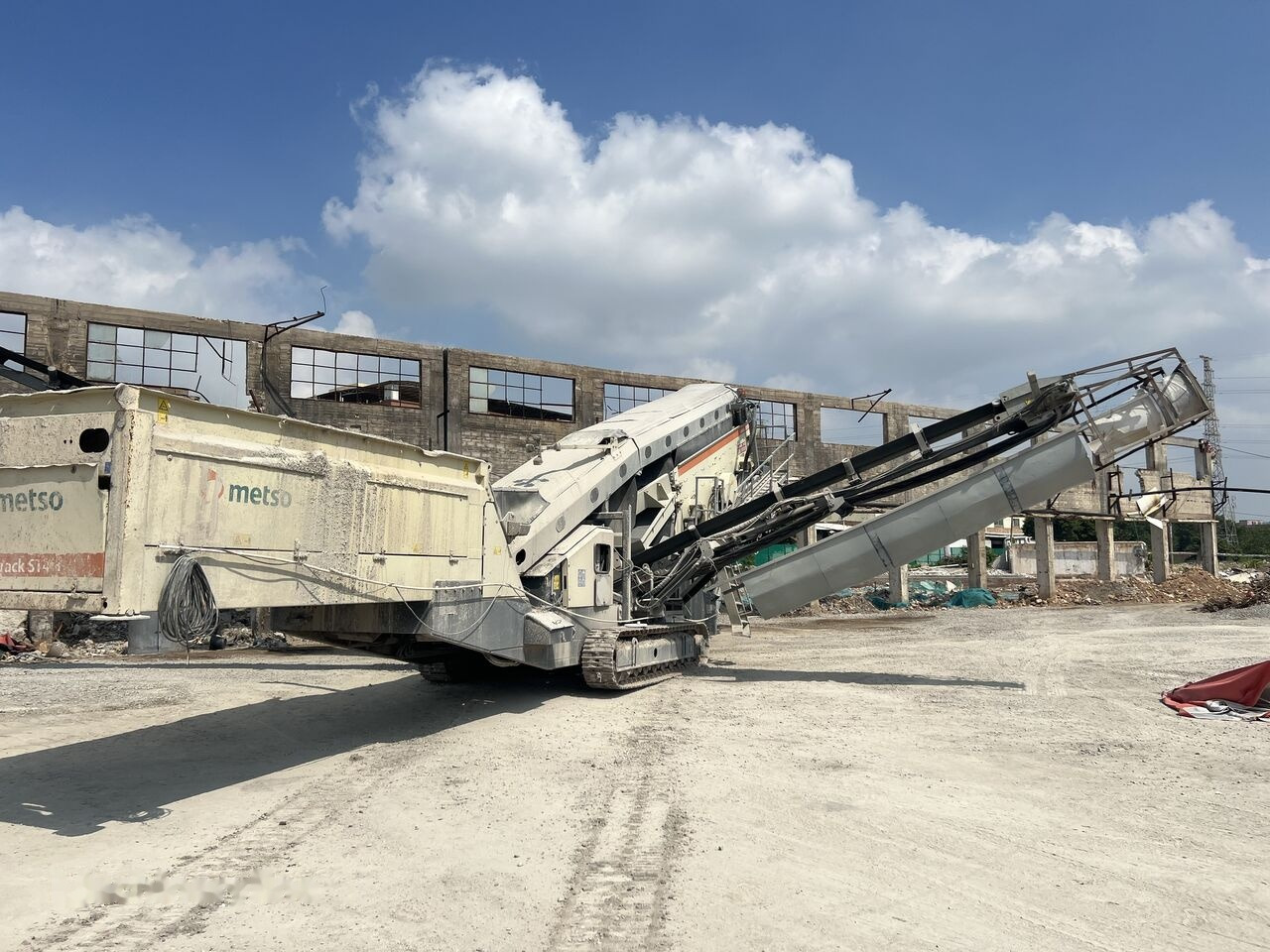 Metso LOKOTRACK ST4.8 SCALPER STONE VIBRATING SCREEN - Κινητός σπαστήρας: φωτογραφία 1 Metso LOKOTRACK ST4.8 SCALPER STONE VIBRATING SCREEN - Κινητός σπαστήρας: φωτογραφία 1