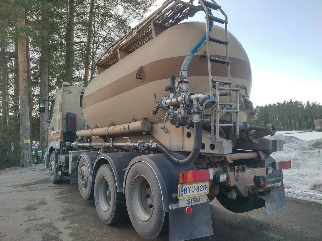 Sisu E14 8x2 kippipainepytty+kompura - Φορτηγό βυτιοφόρο: φωτογραφία 4 Sisu E14 8x2 kippipainepytty+kompura - Φορτηγό βυτιοφόρο: φωτογραφία 4