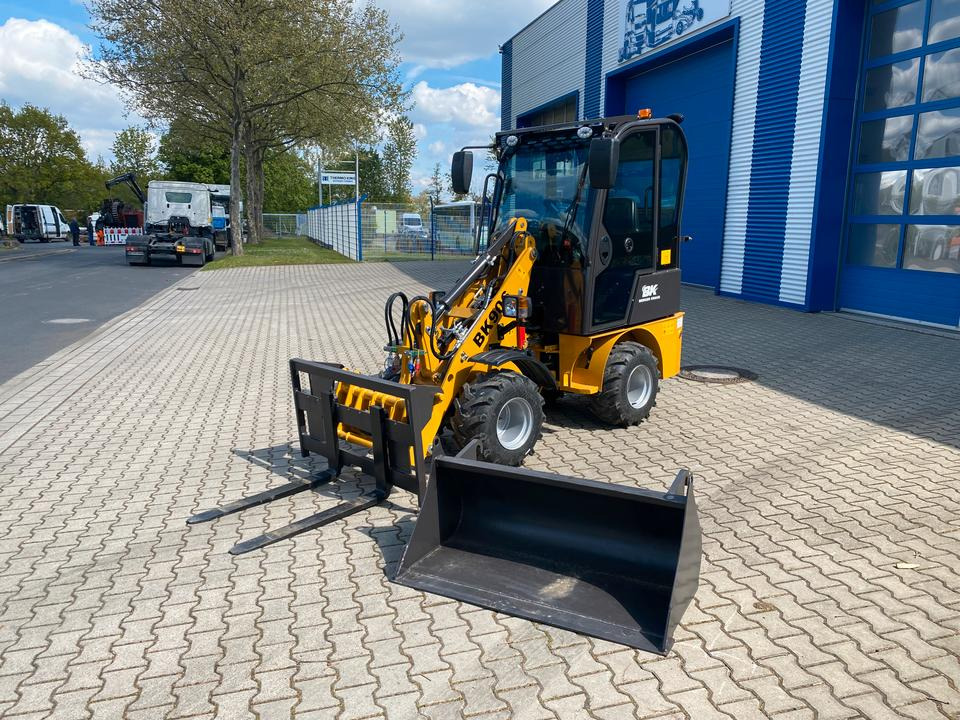 Radlader / Hoflader BK906 mit Kabine *INKL.19% MWST*PERKINS*BERGER KRAUS*GABELPAKET*CE*EURO* - Σπαστός φορτωτής: φωτογραφία 1 Radlader / Hoflader BK906 mit Kabine *INKL.19% MWST*PERKINS*BERGER KRAUS*GABELPAKET*CE*EURO* - Σπαστός φορτωτής: φωτογραφία 1