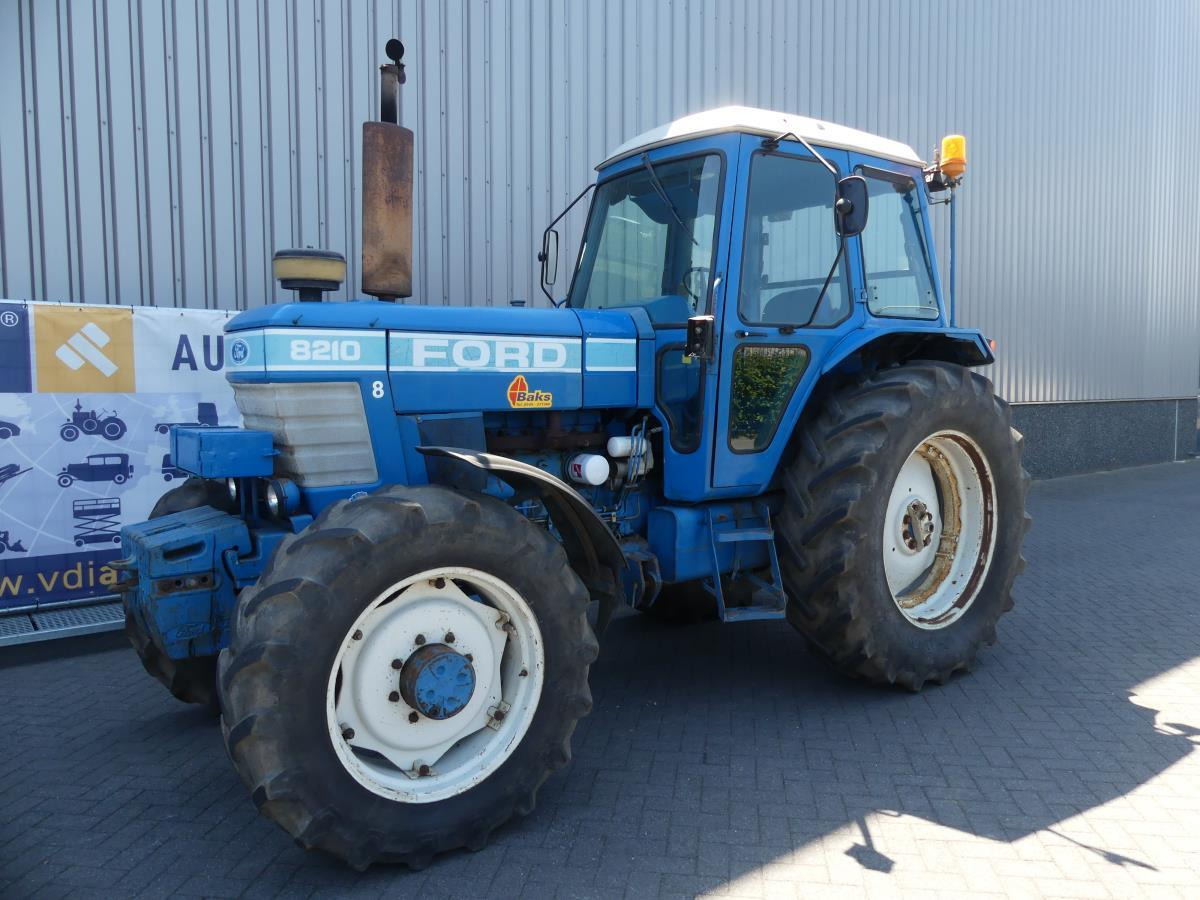 Τρακτέρ Ford 8210: φωτογραφία 1