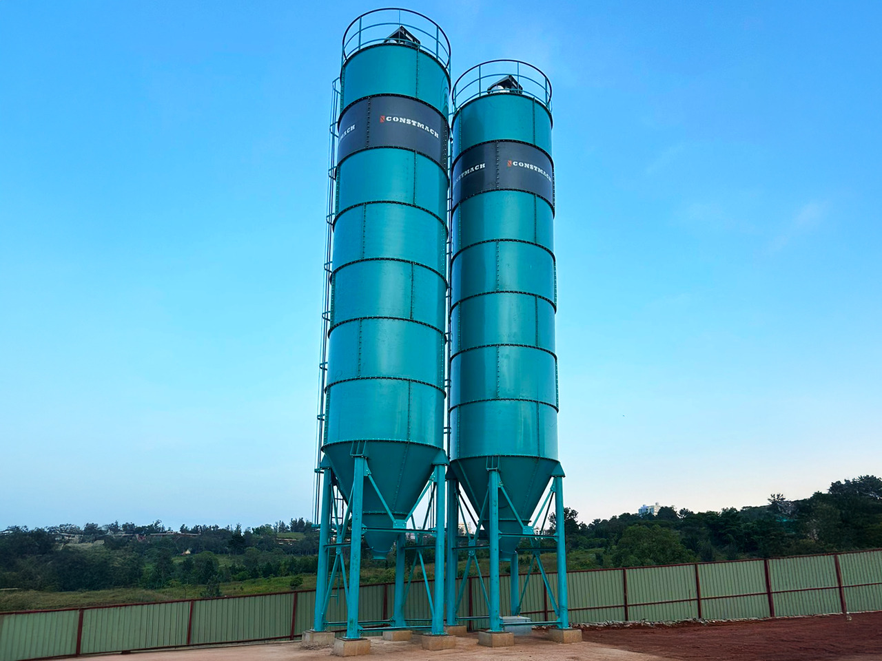 Constmach Zement Silo mit 100 Tonnen Kapazität - Σιλό τσιμέντου: φωτογραφία 1 Constmach Zement Silo mit 100 Tonnen Kapazität - Σιλό τσιμέντου: φωτογραφία 1