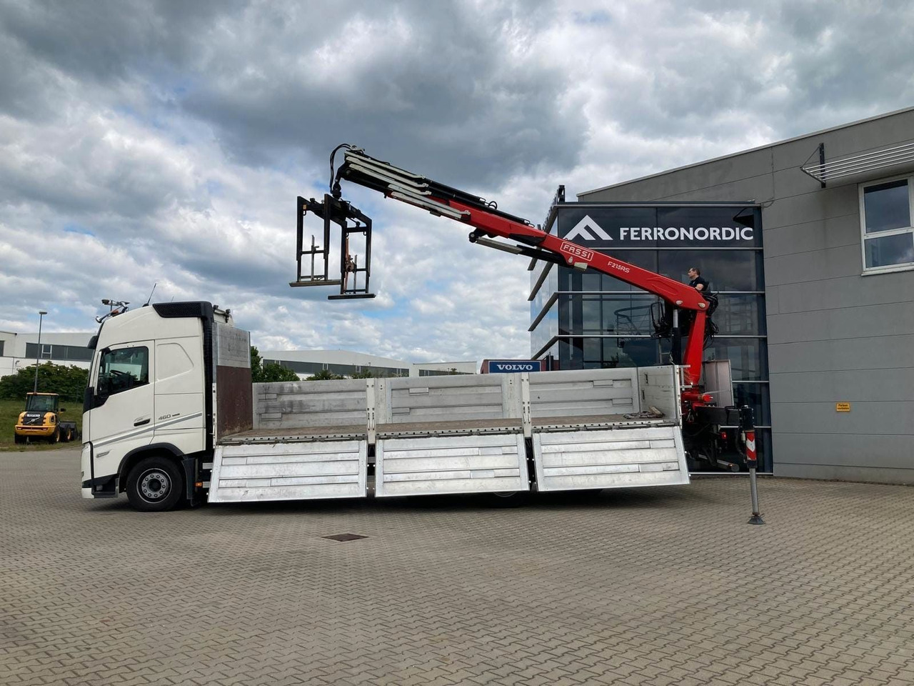 Volvo FH460 8x2 TRIDEM VLA&NLA gelenkt*FASSI F215AS.24 - Φορτηγό με γερανό: φωτογραφία 2 Volvo FH460 8x2 TRIDEM VLA&NLA gelenkt*FASSI F215AS.24 - Φορτηγό με γερανό: φωτογραφία 2