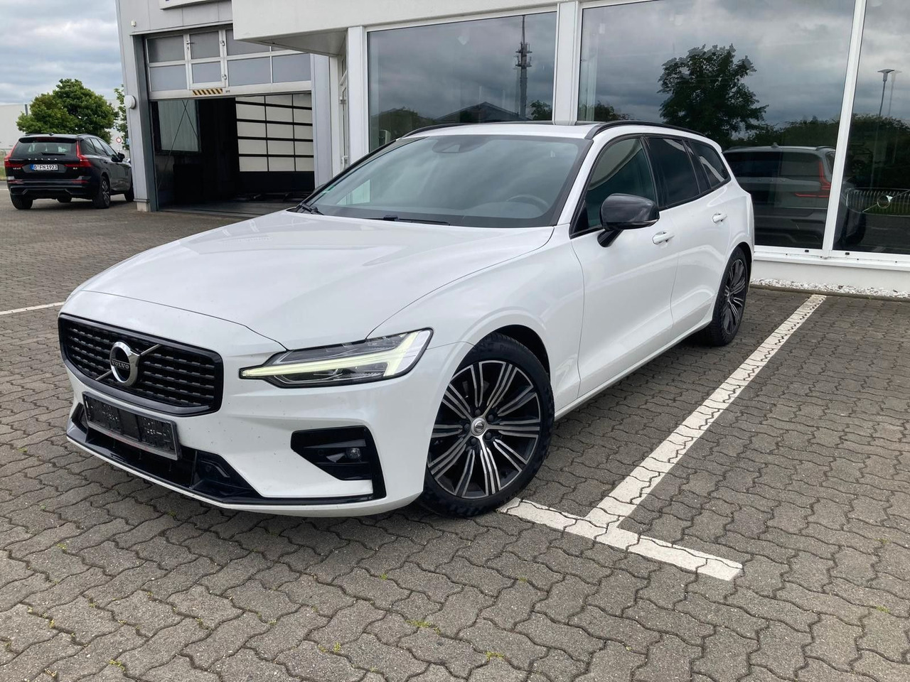 Volvo V60 B4 (Diesel) R Design (Standheiz, AHK, Pano) - Αυτοκίνητο: φωτογραφία 1 Volvo V60 B4 (Diesel) R Design (Standheiz, AHK, Pano) - Αυτοκίνητο: φωτογραφία 1