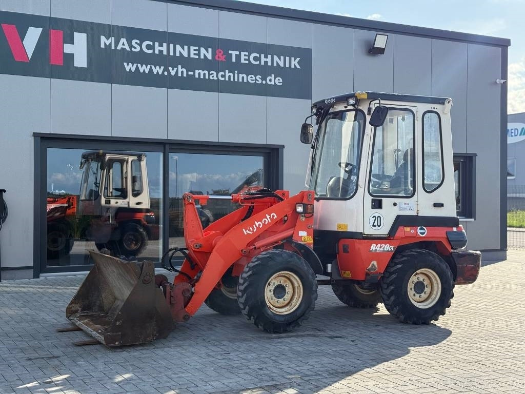 Kubota R 420 - Ελαστιχοφόρος φορτωτής: φωτογραφία 2 Kubota R 420 - Ελαστιχοφόρος φορτωτής: φωτογραφία 2